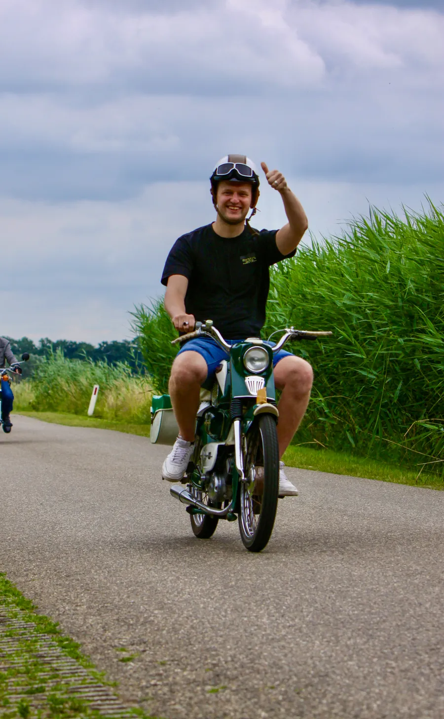 Groepsfoto voor de vrachtwagen