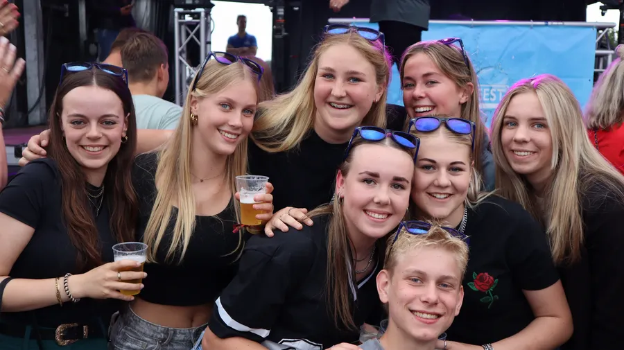 Lachend team aan tafel in de tent