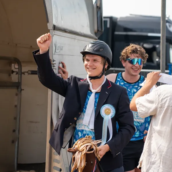 Winnaar met rozet